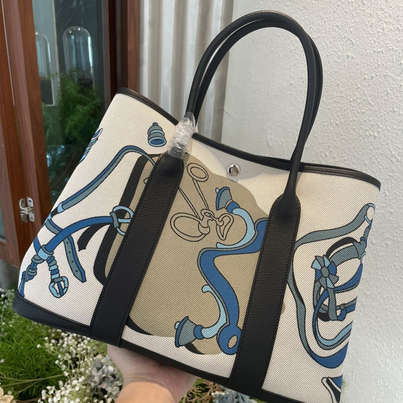H**mes shopping bags